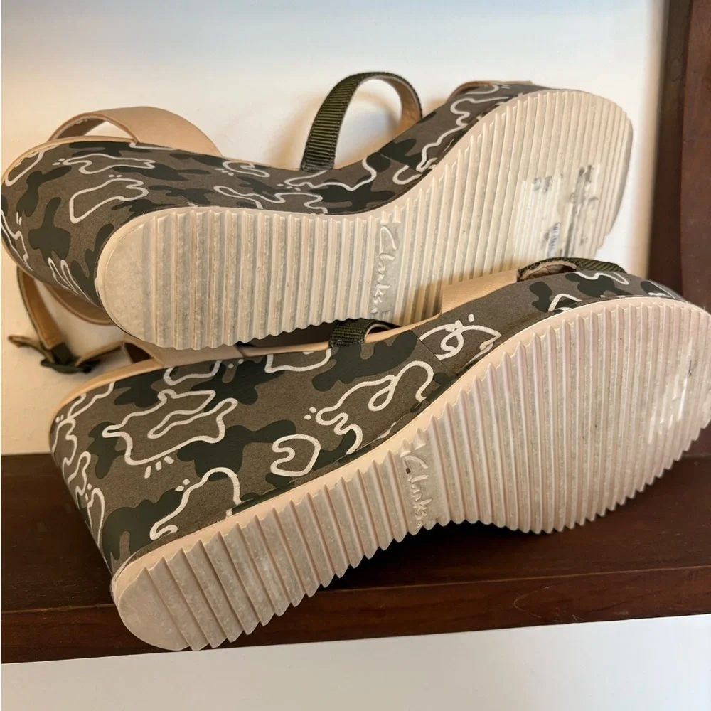 Clarks Narrative Adesha Art Khaki Combi Wedge Heel Sandals Women’s 9
